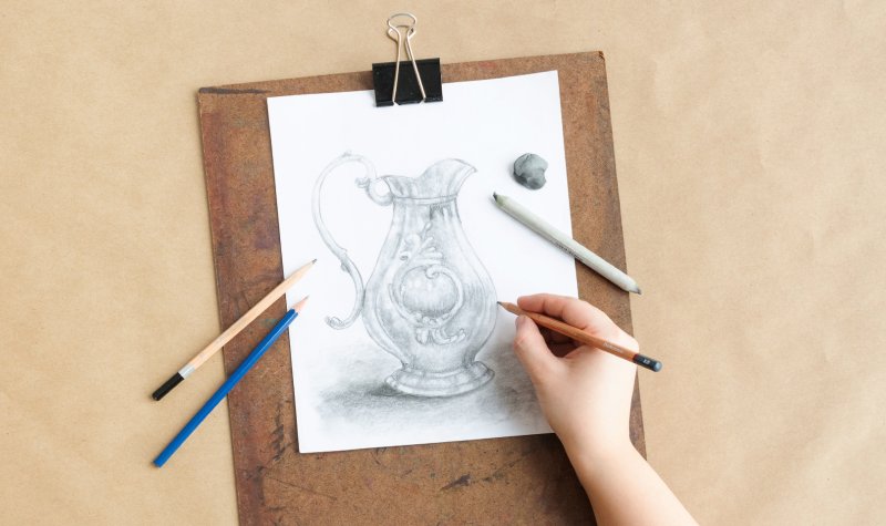 Hand drawing a vase. 